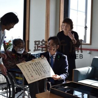 釧路の川村さんに銀杯 鈴木知事が手渡し【釧路市】(2023-09-16)