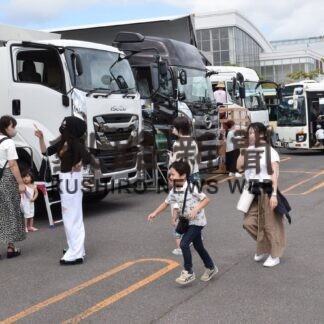 トラックに興味津々、子供ら車両に親しむ　釧路でフェス【釧路市】(2023-09-13)