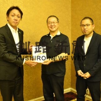 こども食堂支援へ　生保協会が釧路の団体に30万円寄付【釧路市】(2023-10-01)