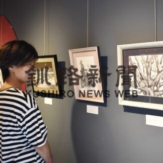 樹テーマのボールペン画　コローン麻紀さん作品展【釧路市】(2023-09-22)