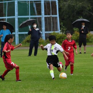 雨の中熱戦展開　釧新旗Ｕ─１２サッカー開幕【釧路市】(2023-09-10)