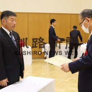 功労者・貢献表彰で山本元根商会頭ら１５人の功績たたえ【根室】(2023-09-04)