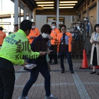 自賠責保険の加入をＰＲ　道損保代理業協会【釧路町】(2023-10-24)