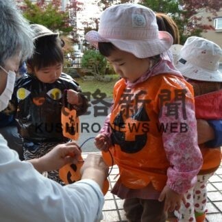 仮装にお菓子、園児楽しむ　釧路のハイホームプラスがイベント【釧路市】(2023-10-31)