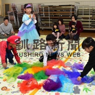 仮装や踊り英語学ぶ　リトミックがハロウィーン授業【根室】(2023-11-01)