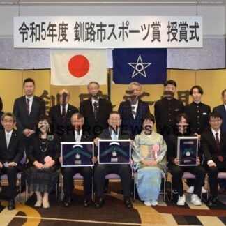 スポーツ賞２氏に賞状授与【釧路市】(2023-10-24)