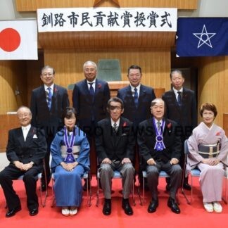 松田、畠山氏の受賞祝福　釧路市民貢献賞【釧路市】(2023-10-06)