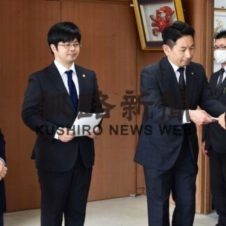 市公平委員と教委委員に辞令交付、３人再任【根室】(2023-10-15)