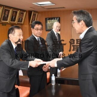 ７０周年を記念し市に100万円寄付　丸井産業【釧路市】(2023-10-08)