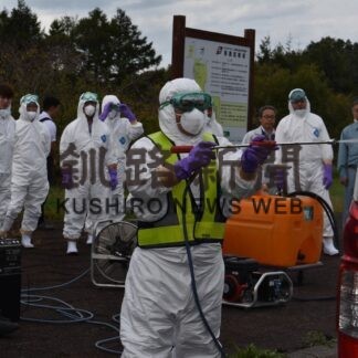 車両消毒の手順など確認　農業関係者ら防疫演習【中標津】(2023-10-04)