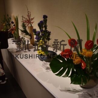 各流派の作品一堂に　釧路華道協会が合同展【釧路市】(2023-10-21)