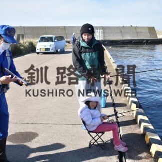 釣りの事故防止へ　釧路港で啓発【釧路市】(2023-10-28)