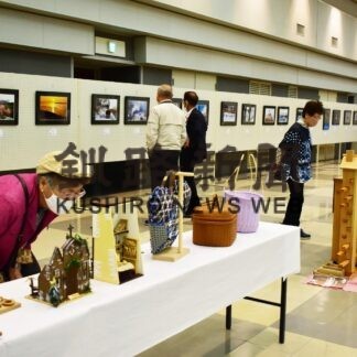 生け花や手芸 多彩に　個性的な作品展示　町民文化祭【厚岸】(2023-10-21)