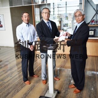 トレーニングセンターにデュアル周波数体組成計寄贈　法人会標茶支部【標茶】(2023-10-02)