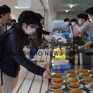 釧公大で「100円朝食」　期間限定、多くの学生が列【釧路市】(2023-10-03)