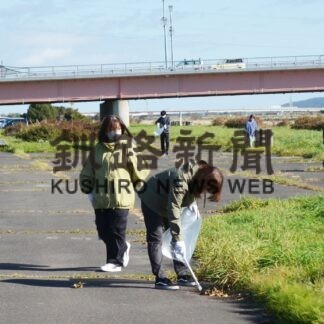 イオン北海道従業員が新釧路川沿いで清掃活動【釧路市】(2023-10-30)