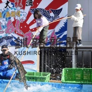豪快にサケ釣り上げ、西別川あきあじまつり【別海】(2023-10-09)