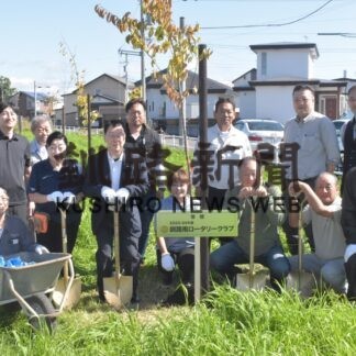 昭和東公園にサクラの木植樹　釧路南ロータリーク【釧路市】(2023-10-08)