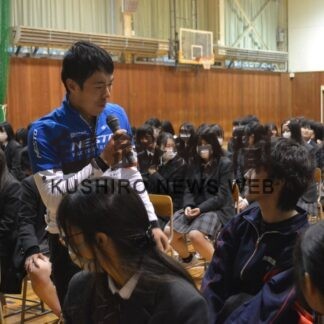 魅力知り好きな仕事を　釧路商業高で厚岸町議ら進路支援【釧路市】(2023-10-24)