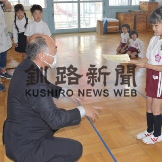 入賞の園児に賞状手渡す　本社主催敬老の日似顔絵表彰【釧路市】(2023-10-05)