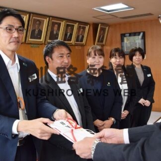 健康増進に役立てて　明治安田生命釧路支社が市に１０６万円寄付【釧路市】(2023-10-15)