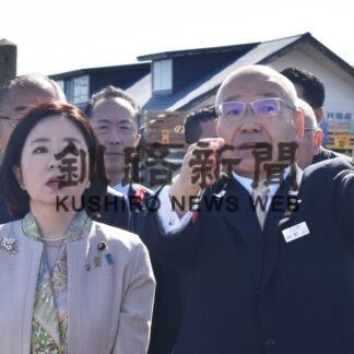 元島民ら墓参再開要望　自見北方相が初来根【根室】(2023-10-13)