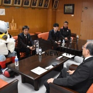 ドーレくんも市役所表敬　コンサドーレ札幌関係者、連携協定の一環で【釧路市】(2023-10-21)