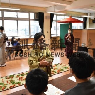 ６年生が抹茶のおいしさ体験　鳥取小【釧路市】(2023-10-18)