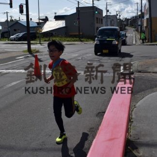 秋晴れの下 健脚競う　羅臼でクナシリ眺望駅伝【羅臼】(2023-10-17)