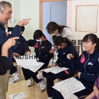 手話 実践通じ学ぶ　桜が丘中で講座【釧路市】(2023-10-13)