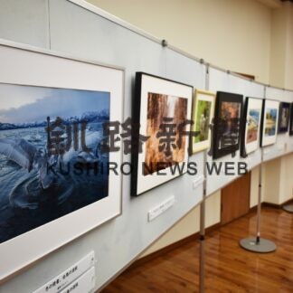 雄大な自然や鉄道など４２点　道の駅摩周温泉で写真展【弟子屈】(2023-10-22)