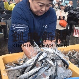 炭火焼きサンマに舌鼓　さんま祭りにぎわう【根室】(2023-10-09)