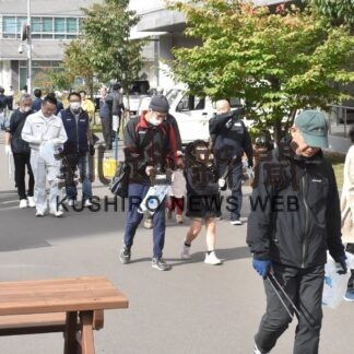 「集まれ！ごみひろい隊会」５０回目　１７１人が北大通などで汗【釧路市】(2023-10-11)