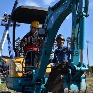 高校生ら重機操作に挑戦　中標津建設業協会現場見学会【中標津】(2023-10-19)