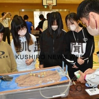 河川氾濫模型でメカニズム学ぶ　標茶小で防災学習【標茶】(2023-10-03)