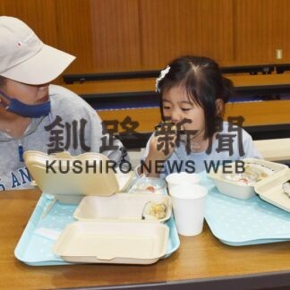 たこ焼き「おいしい」　じぃ～んこども食堂が祭【根室】(2023-10-22)