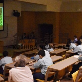 交通法規や標識学ぶ　釧路技専で教室【釧路市】(2023-10-31)