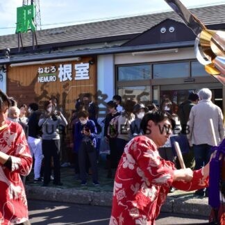 ひとめぐり号お出迎え　乗客１６４人、根室駅に入線【根室】(2023-10-15)
