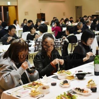 鶴居のワイン・ビールとグルメ満喫　フェストに村内外から100人超【鶴居】(2023-11-23)