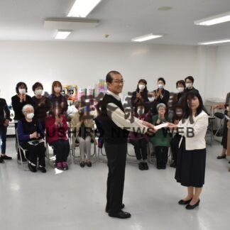 釧路慈徳会に衣類など贈呈　更生保護女性会【釧路市】(2023-11-02)