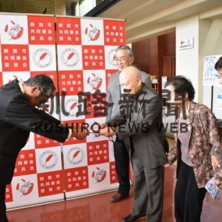 釧路市社協に会費残高寄付　湖陵高１４期同期生の会【釧路市】(2023-11-12)