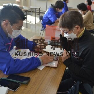 スマホ「簡単にできた」　町民が操作方法学ぶ【白糠】(2023-11-26)