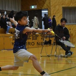 ネット挟みしのぎ削る　バドミントン釧根地区秋季小学生大会【釧路町】(2023-11-07)