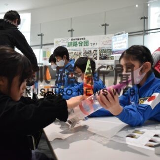 子供が遊びや工作楽しむ　遊学館でサイエンス屋台村【釧路市】(2023-11-04)