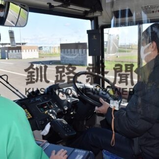 バス運転体験会に83人　釧根連携　人材確保へアピール【釧路市】(2023-11-12)