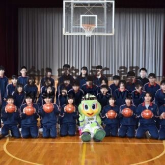 レバンガ北海道が町内小中にボール寄贈【別海】(2023-11-25)
