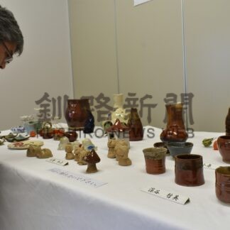 磯分内陶芸同好会、カップや花瓶並ぶ　郵便局で作品展【標茶】(2023-12-01)