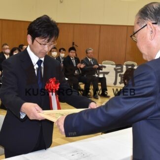 卓越技能者３人受賞　勤労者永年勤続は５人【根室】(2023-11-26)