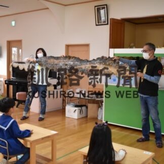 大きなコンブに園児びっくり　仏教釧路幼稚園【釧路市】(2023-11-23)