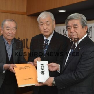 棚野氏に町長選８期目出馬要請　後援会【白糠】(2023-11-23)